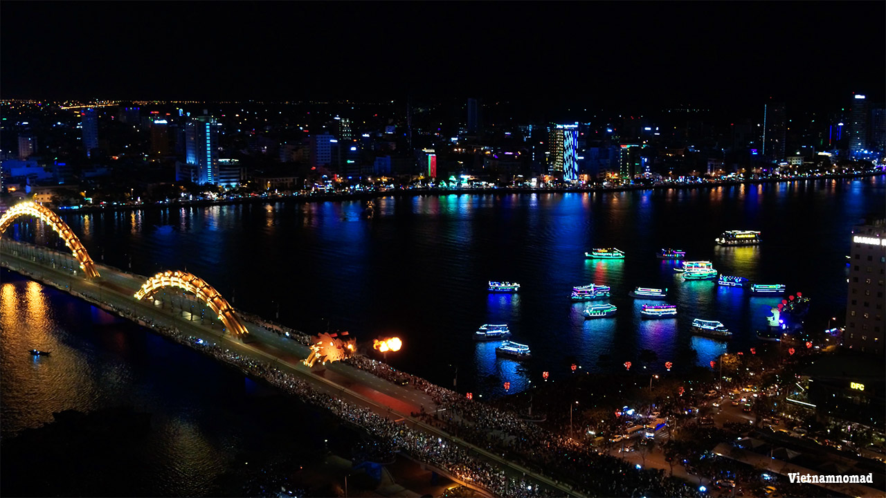 Da Nang 2 The Dragon breathes fire and water at 9 pm on weekends and holidays