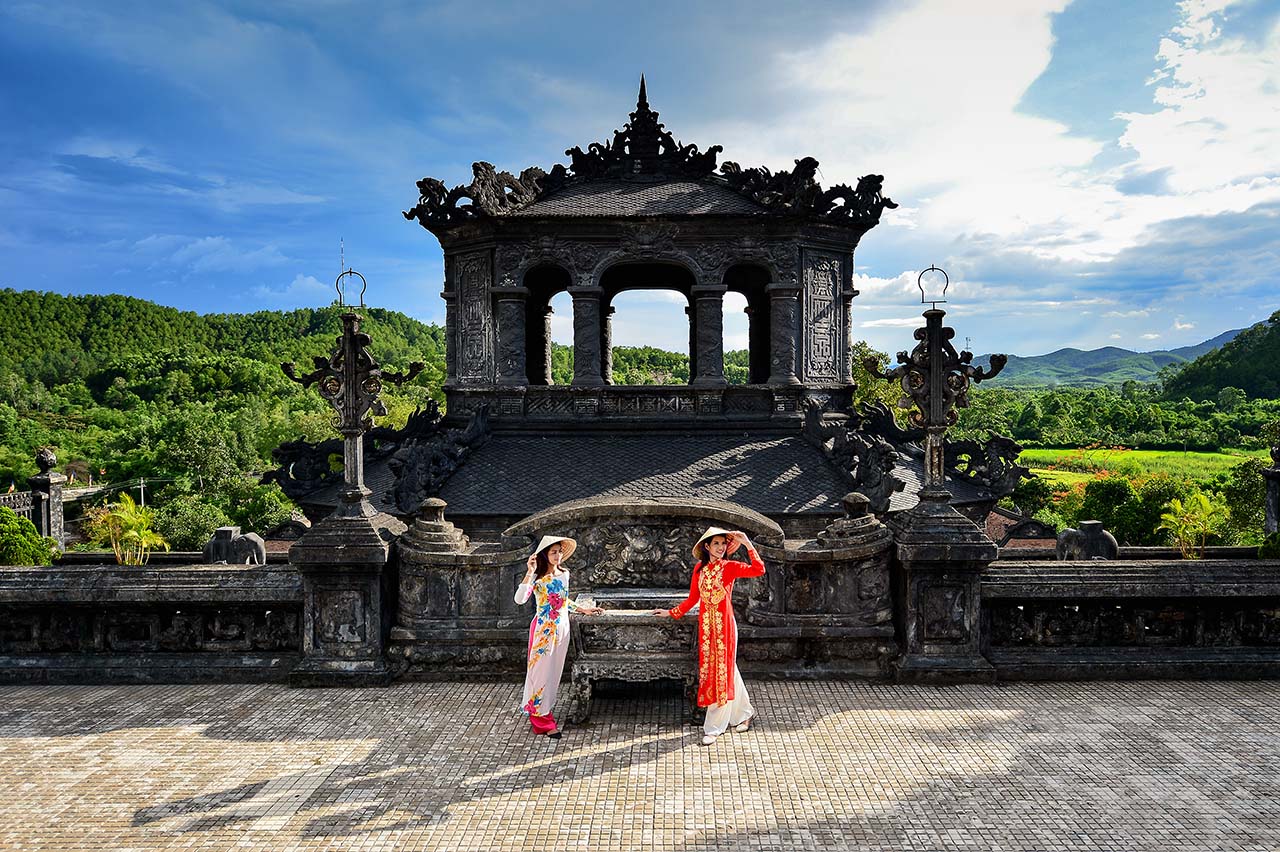 Hanoi: Traditional Ao Dai Dress and Non La Hat Rental