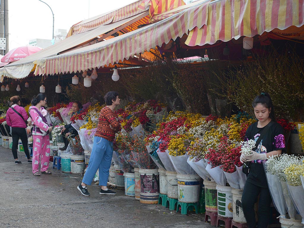 Quang Ba Flower Market