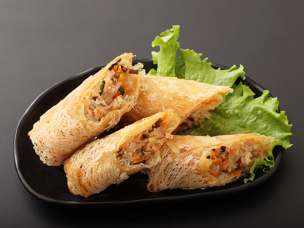 The international name cha gio is actually what we call the egg rolls in the South. Cha gio rolls have a width of two adult fingers and a length of 8-10 cm.