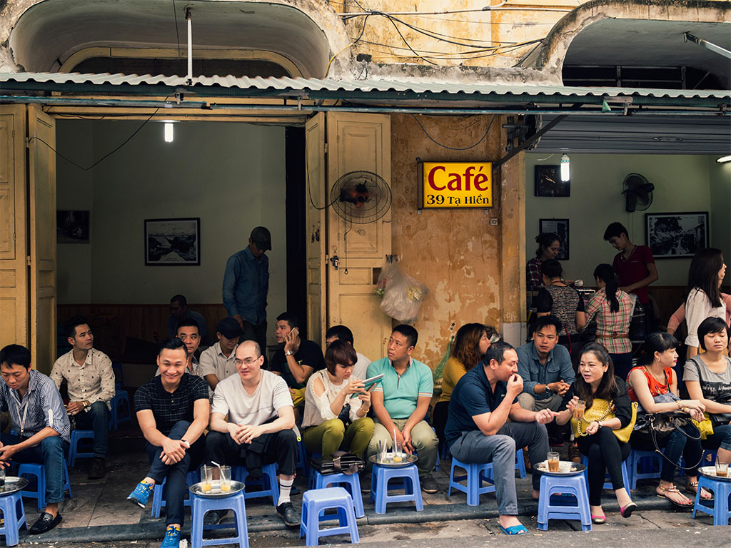 Due to the cold weather, Hanoians prefer hot drinks such as hot black coffee (den nong) and hot brown coffee (nau nong).