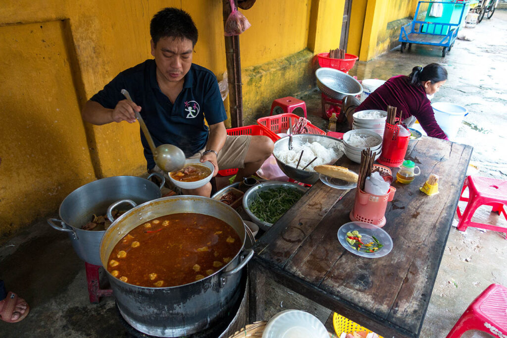 How to eat Bun Bo Hue