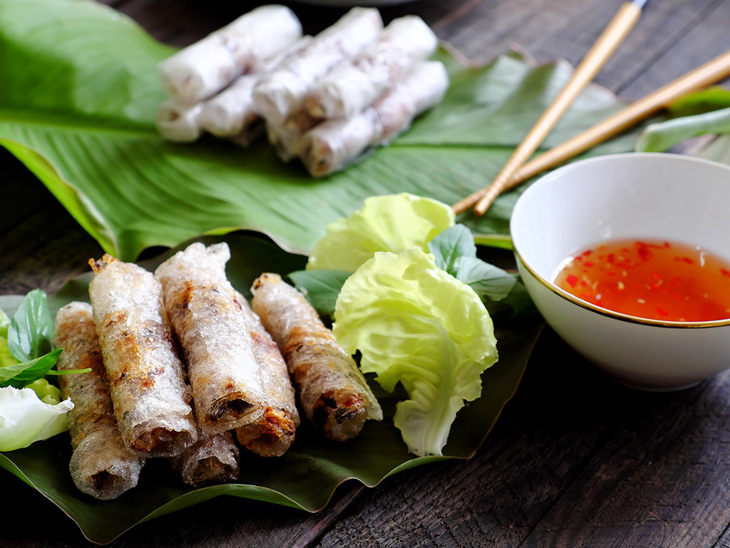 In Central Vietnam, the fried egg rolls go with the name ram bap. Ram bap has the size of an adult's finger, half of cha gio’s size.