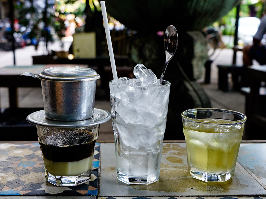 Understanding the unpleasant heat in Saigon, wherever you go for coffee, the coffee shops will serve you a complementary tra da (iced tea) as a welcome drink, with unlimited refills.