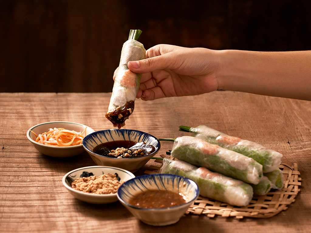 To eat goi cuon like a local, don’t forget to dip the rolls in one of the tow sauces (are ranked in order of our recommendation): soybean paste sauce topped with ground peanuts, or fermented fish sauce seasoned with minced pineapple.