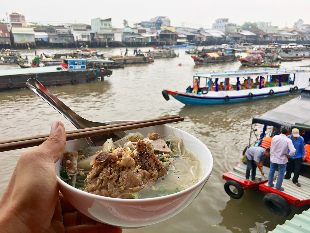 Hu tieu is commonly eaten for breakfast or dinner because lunchtime is often too hot to slurp down the hot noodle soup.