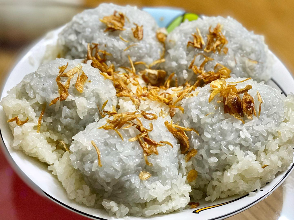 Xoi khuc or cudweed sticky rice