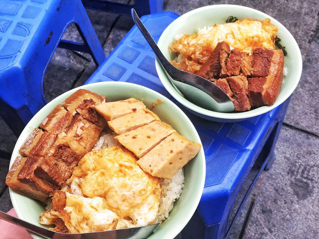 Xoi thit kho - steamed sticky rice with caramelized pork belly