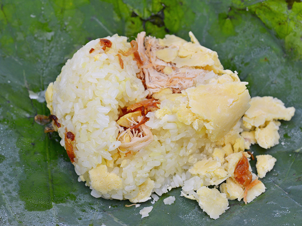 Xoi xeo - sticky rice with hand-cut mung bean