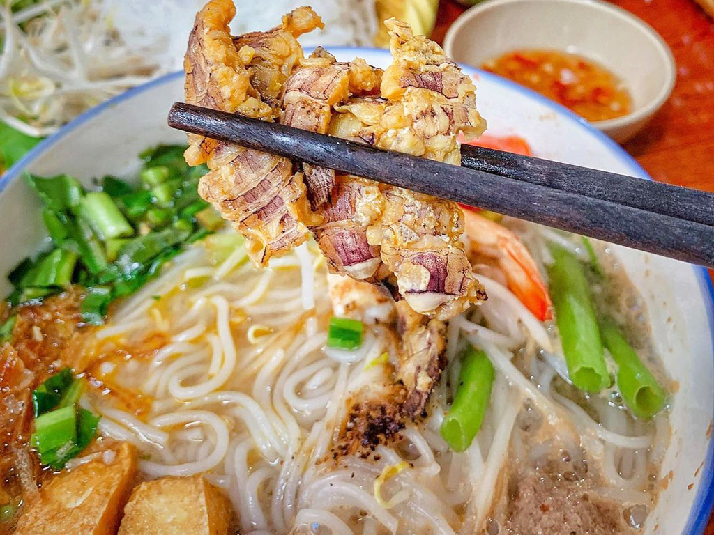 5 must-try foods in Ha Long - Bun Tom Tich